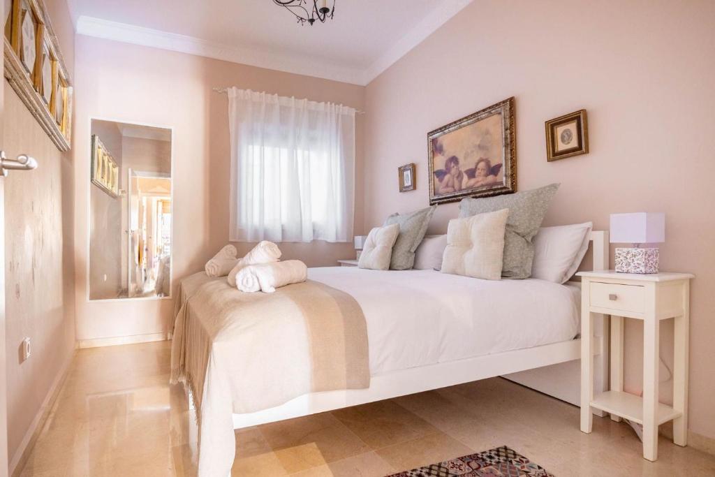 Postel nebo postele na pokoji v ubytování Luxe Town Hall