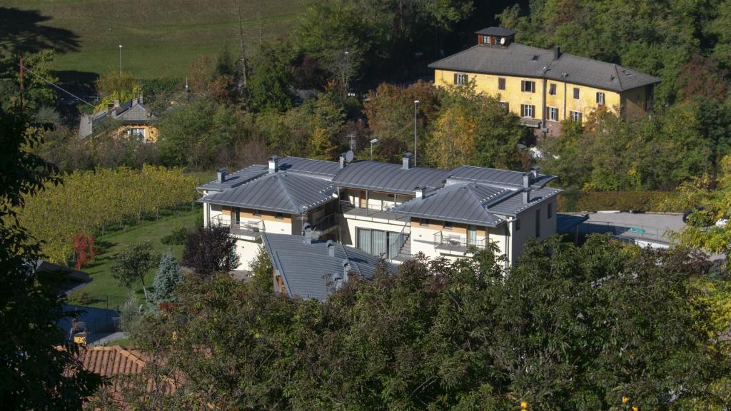 una vista aérea de una casa en un pueblo en Agritur Ponte Alto, en Trento