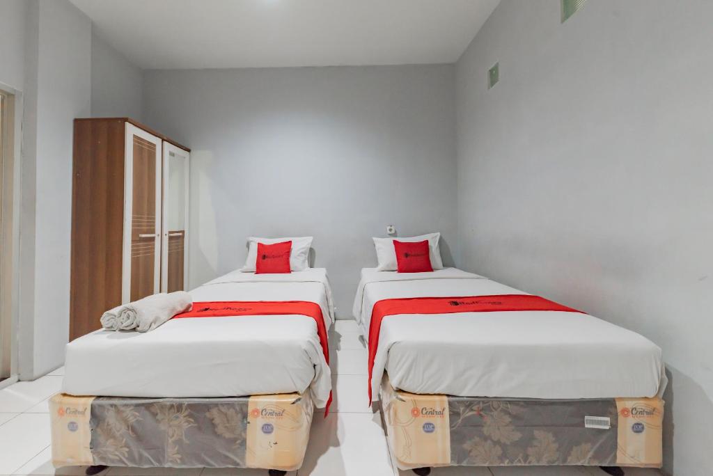 Postel nebo postele na pokoji v ubytování RedDoorz @ Pelajar Pejuang 3