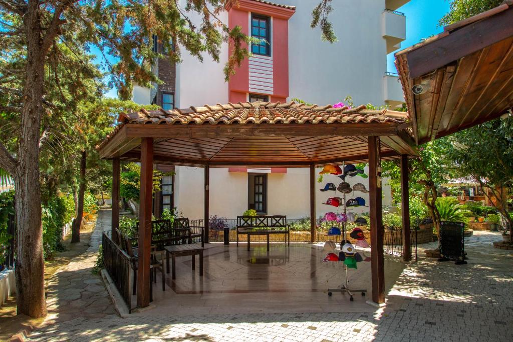 Zahrada ubytování LEMAS SUITE HOTEL
