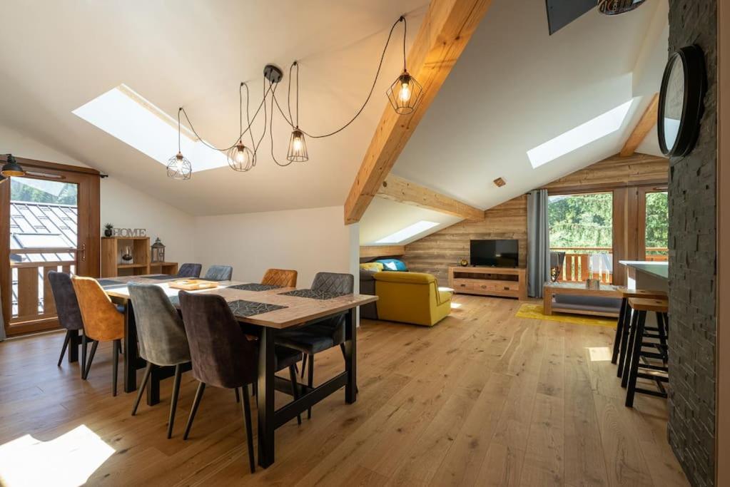 a kitchen and dining room with a table and chairs at Les 3 Sophies - Magnifique chalet pour 1 à 8 personnes proche des remontées mécaniques des prodains in Morzine