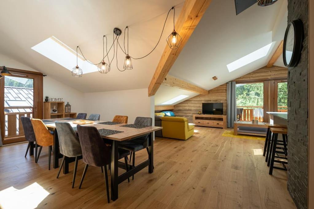 Televízia a/alebo spoločenská miestnosť v ubytovaní Les 3 Sophies - Magnifique chalet pour 1 à 8 personnes proche des remontées mécaniques des prodains