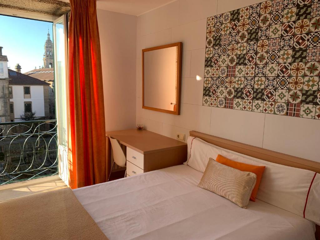 サンティアゴ・デ・コンポステーラにあるペンシオン ダ エストレラの小さなベッドルーム(ベッド1台、窓付)
