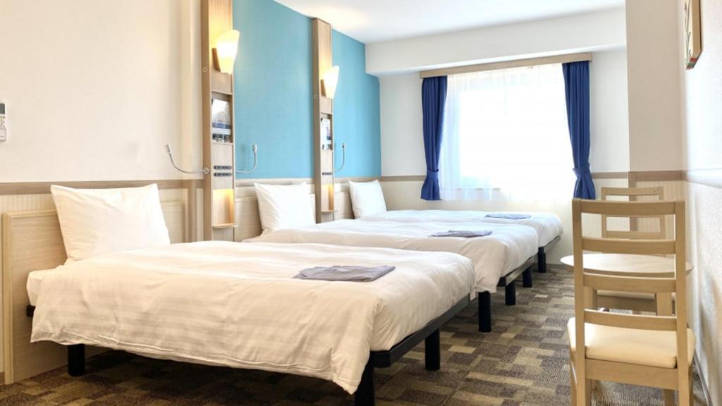 Postel nebo postele na pokoji v ubytování Toyoko Inn Iseshi Eki