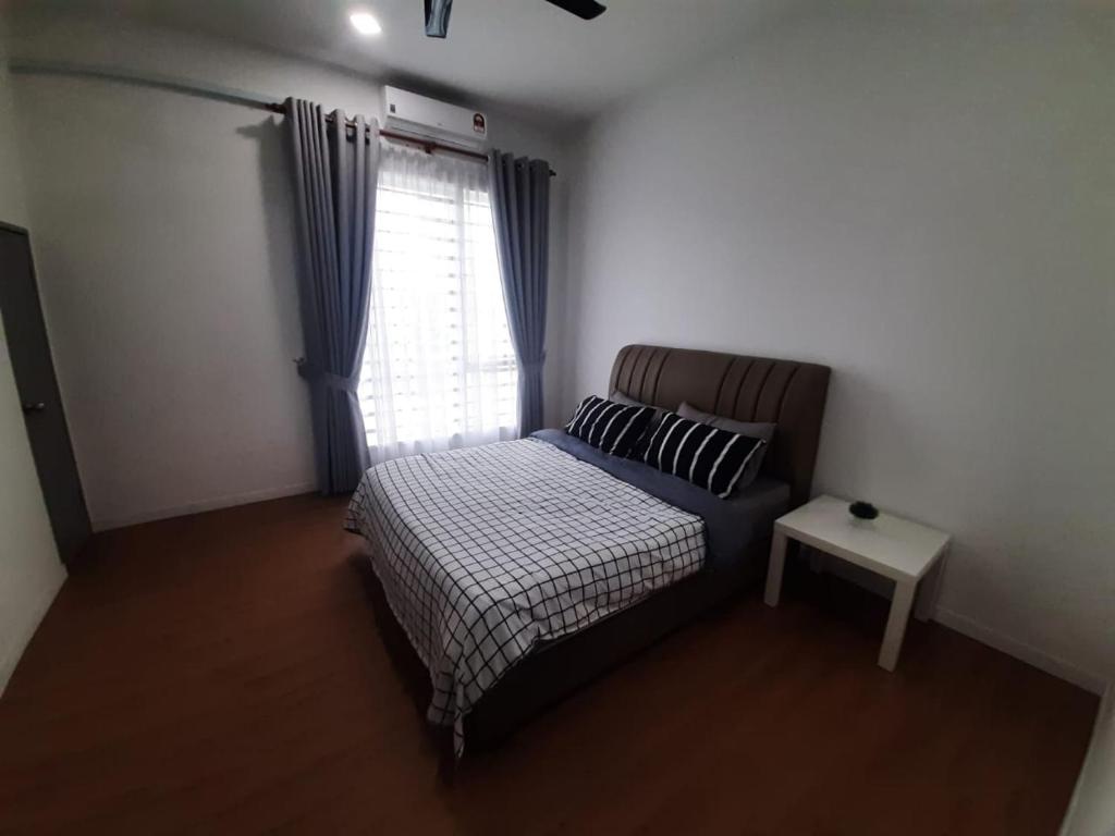 ein kleines Schlafzimmer mit einem Bett und einem Fenster in der Unterkunft MSA Homestay in Kota Bharu