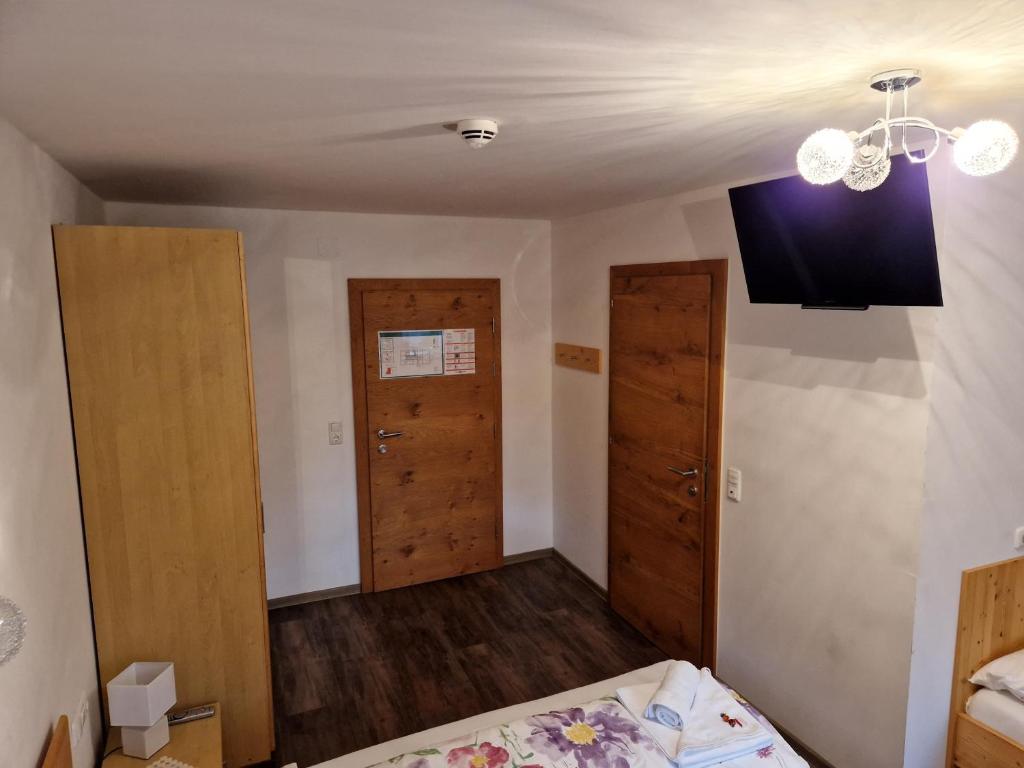 Postel nebo postele na pokoji v ubytování Gasthof Post