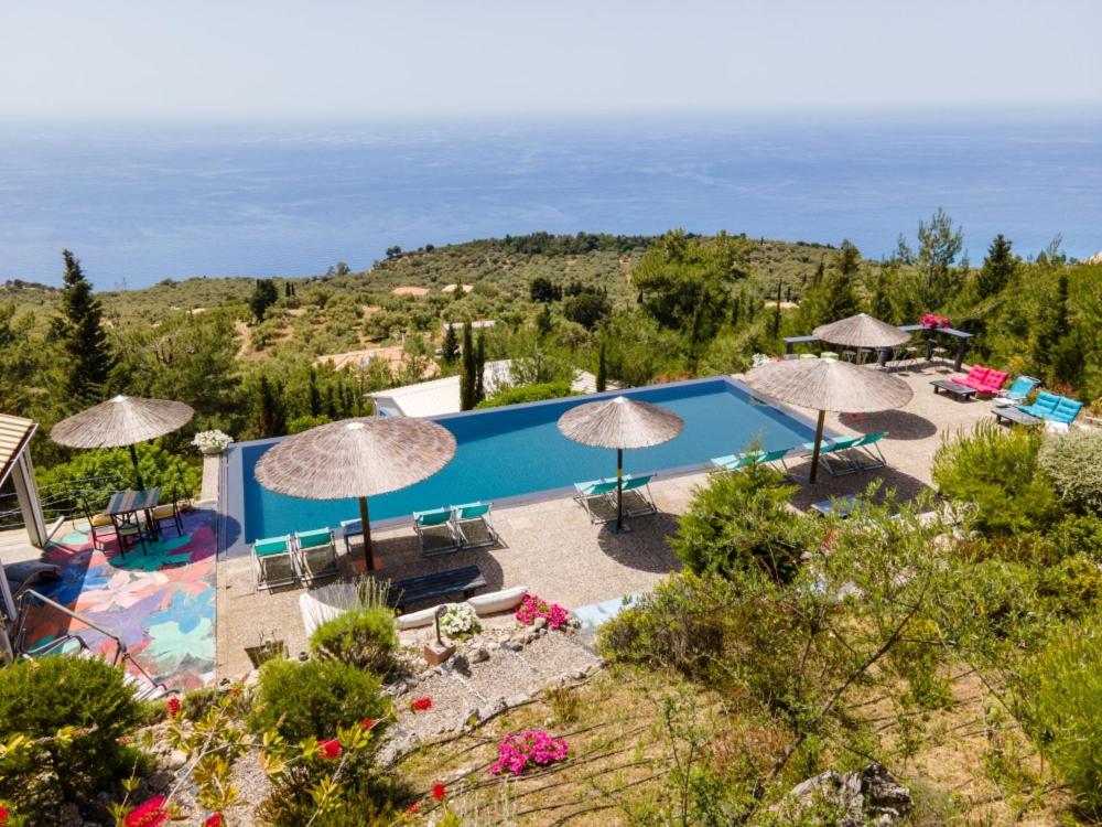 Bazén v ubytování Serenity Boutique Suites nebo v jeho okolí