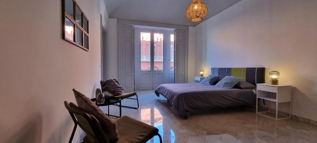 1 dormitorio con cama, escritorio y silla en RossoPetruzzelli, en Bari
