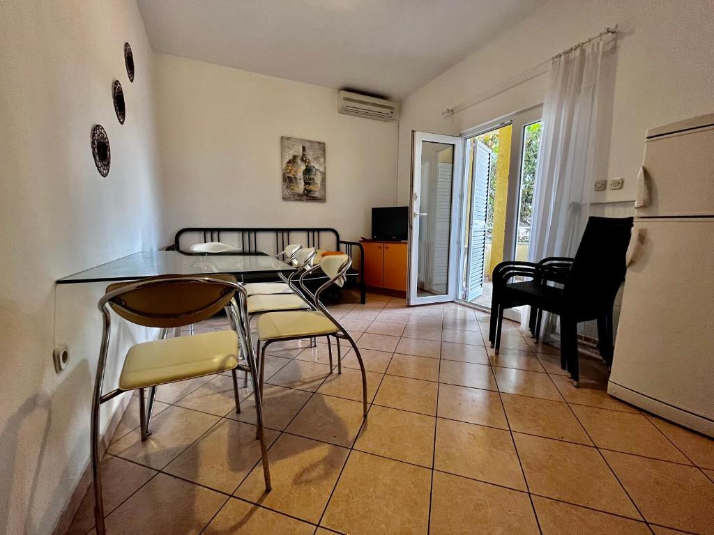 Televízia a/alebo spoločenská miestnosť v ubytovaní Villa Franco Zadar