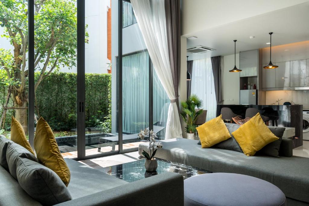 O zonă de relaxare la Panora villa by VillaCarte