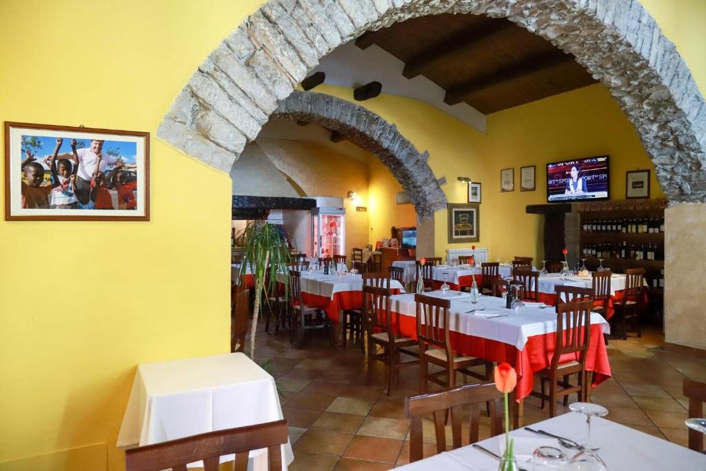 ein Esszimmer mit Tischen und Stühlen in einem Restaurant in der Unterkunft Il Borgo Ospitale - Albergo Diffuso in Rotonda