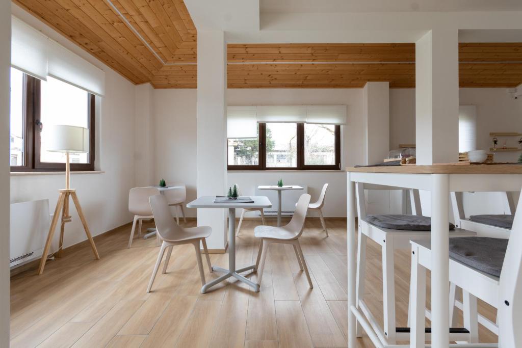 Habitación con mesa, sillas y ventanas. en B&B La Camia, en Castel di Sangro