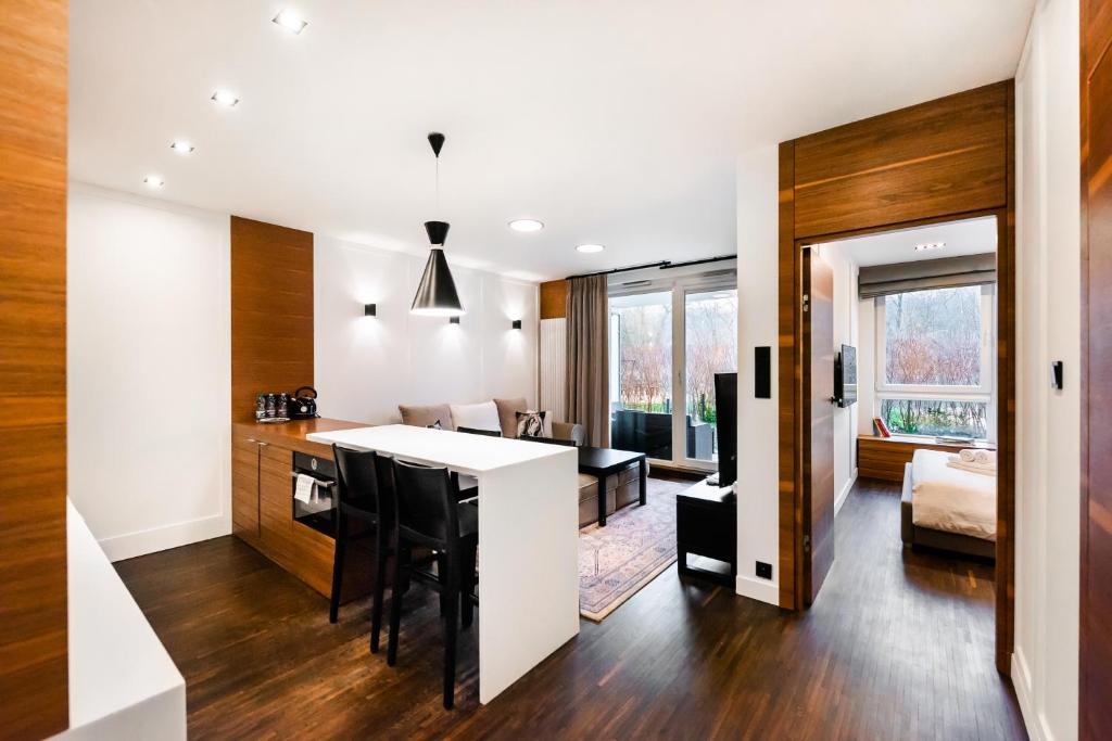 Kuchyň nebo kuchyňský kout v ubytování Wola Luxury Wooden Apartment