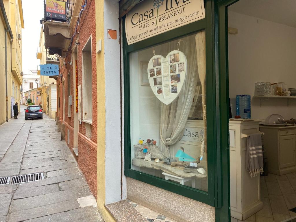 a display window of a store on a street at Casa Ilva in La Maddalena