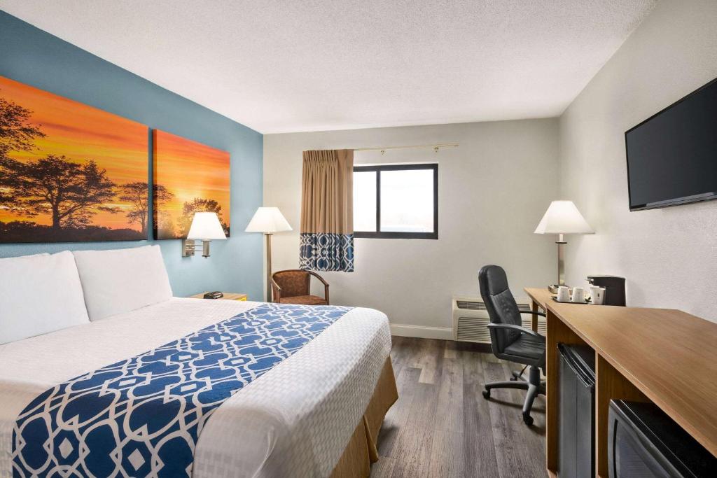 Days Inn by Wyndham Canastota Verona - Queen Room - Non-Smoking