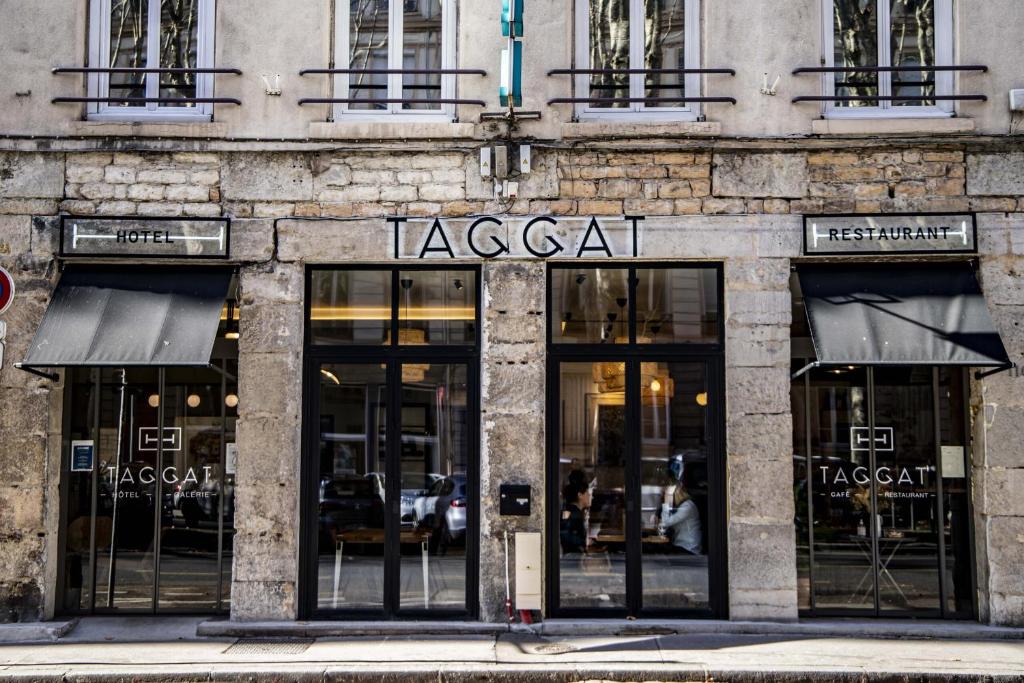 Hôtel Taggât في ليون: متجر أمام مبنى بأبواب زجاجية