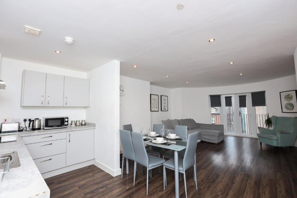 a kitchen and living room with a table and chairs at Serviced Apartments In Liverpool City Centre - L1 Boutique by Happy Days in Liverpool