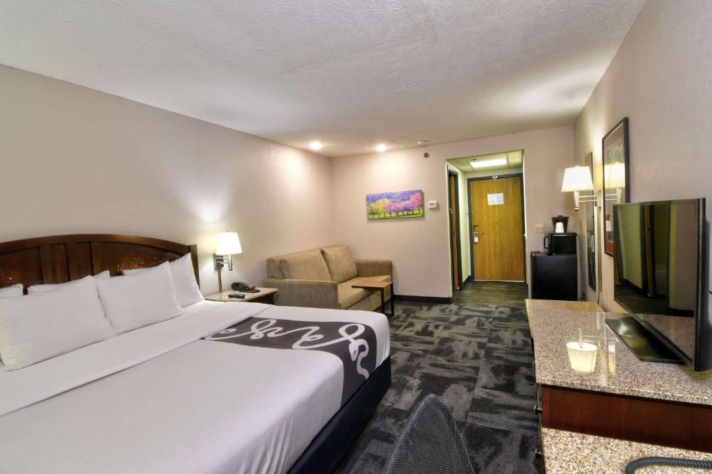 La Quinta by Wyndham Springfield South photo