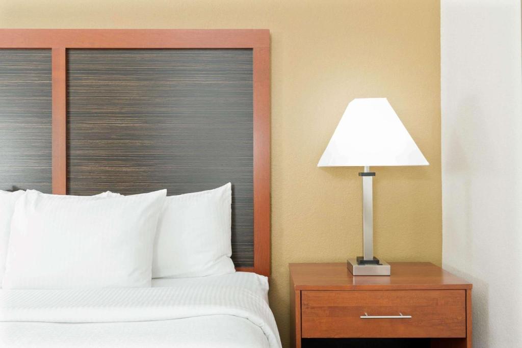 Postel nebo postele na pokoji v ubytování La Quinta by Wyndham Midwest City - Tinker AFB