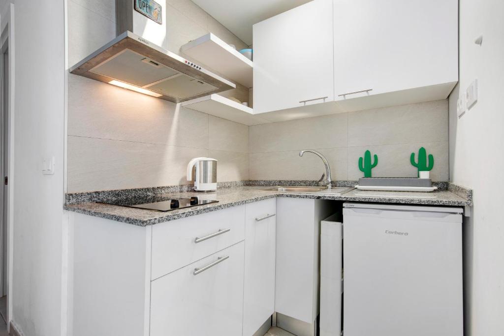 A kitchen or kitchenette at Garden 128