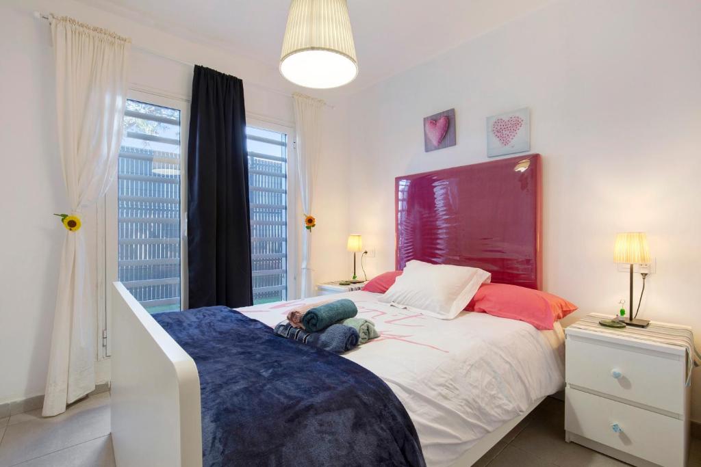 A bed or beds in a room at Garden 128