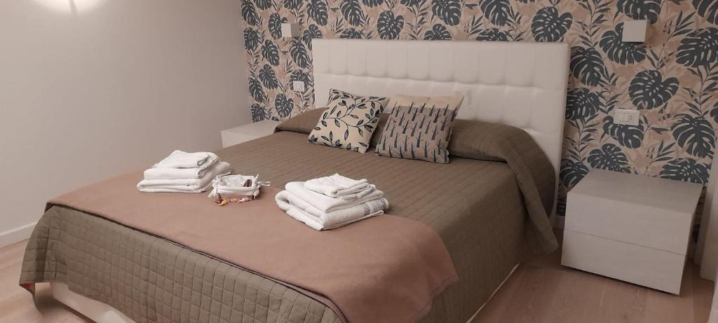 una camera da letto con un letto e asciugamani di Appartamento San Tomà a Venezia