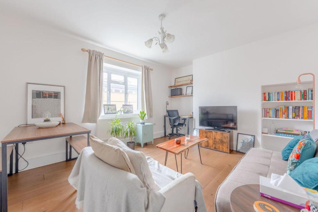 a living room with a couch and a table at Stylish and Central 1 Bedroom Flat in Maida Vale in London