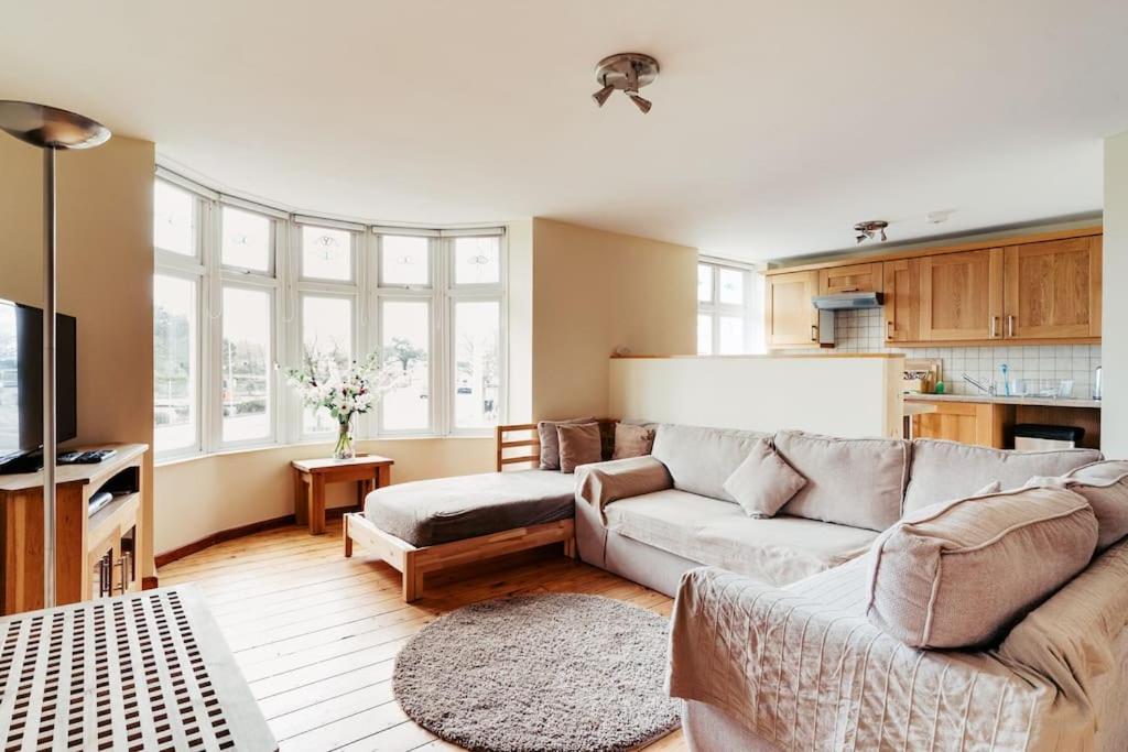 Porthcawl Apartment, central to Beaches, Town, New WiFi, Porthcawl