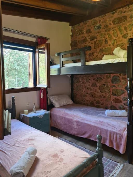 Łóżko lub łóżka w pokoju w obiekcie Annas cozy cottage Kalymnos