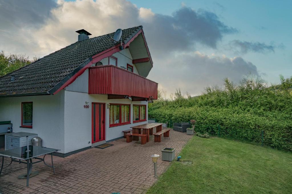 a small house with a picnic table in a yard at Ferienhaus 100 am See im Bergland in Kirchheim
