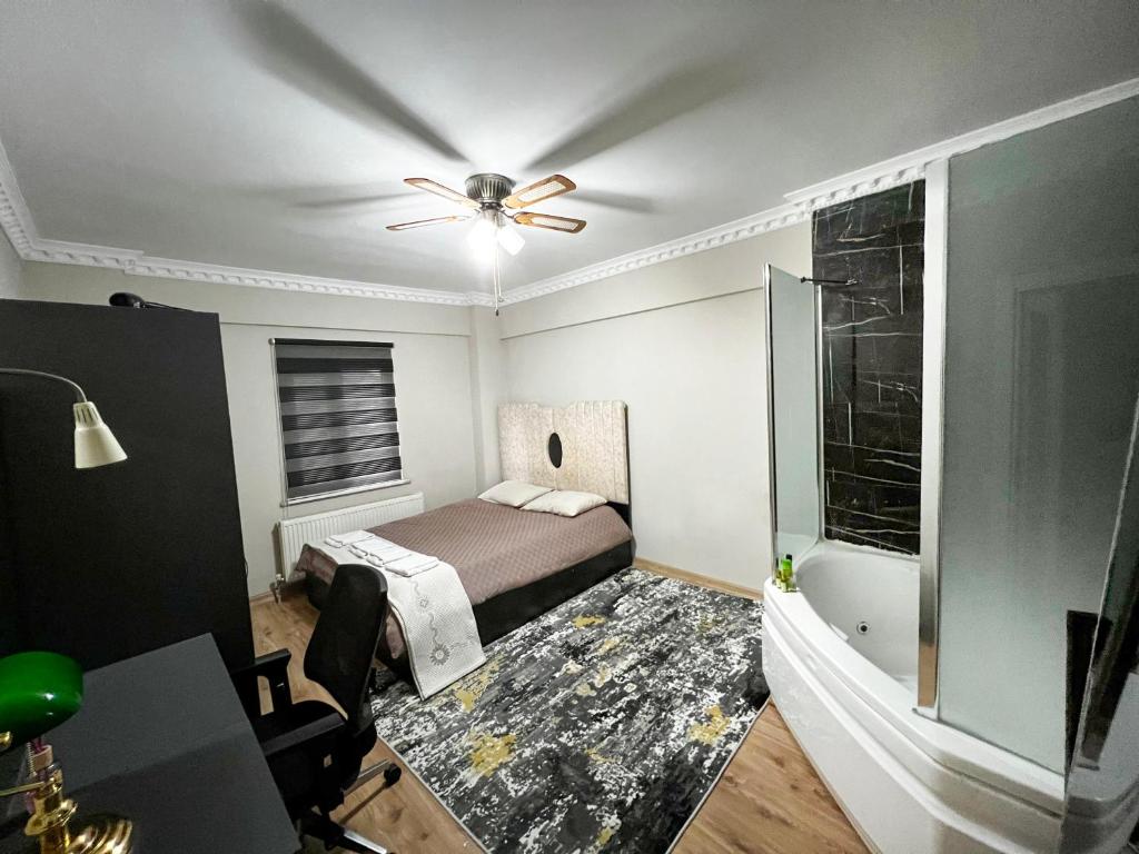 een slaapkamer met een bed en een plafondventilator bij Private Room in Istanbul #33 in Arnavutköy