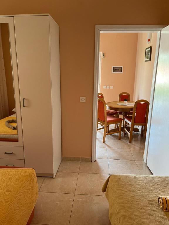 Posedenie v ubytovaní Apartments Pralija