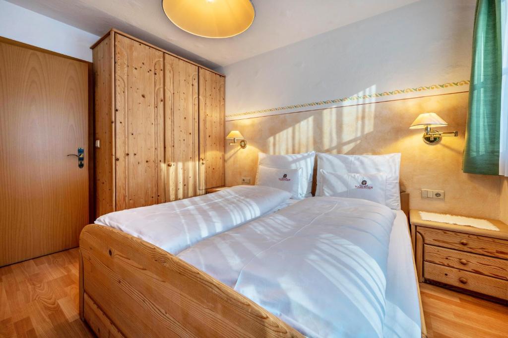 Postel nebo postele na pokoji v ubytování Haus zur Vogelweide App 2