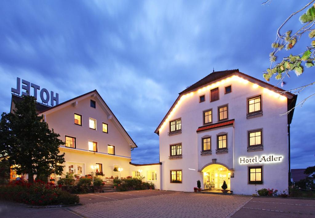 ein Gebäude mit einem Schild, auf dem der Soldat des Hotels steht in der Unterkunft Hotel Restaurant Adler in Westhausen