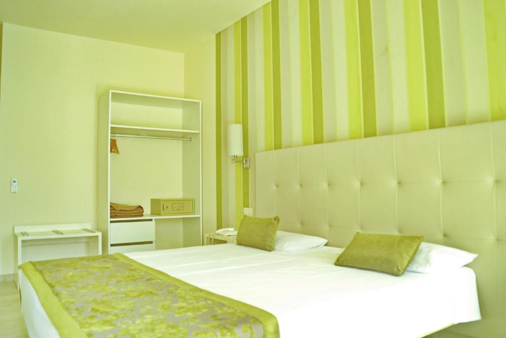Postel nebo postele na pokoji v ubytování Ouril Hotel Julia