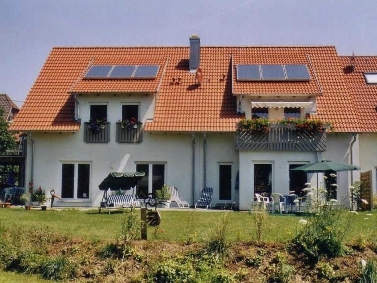 ケンツィンゲンにあるHaus Inge am Parkの屋根に太陽光パネルを敷いた家