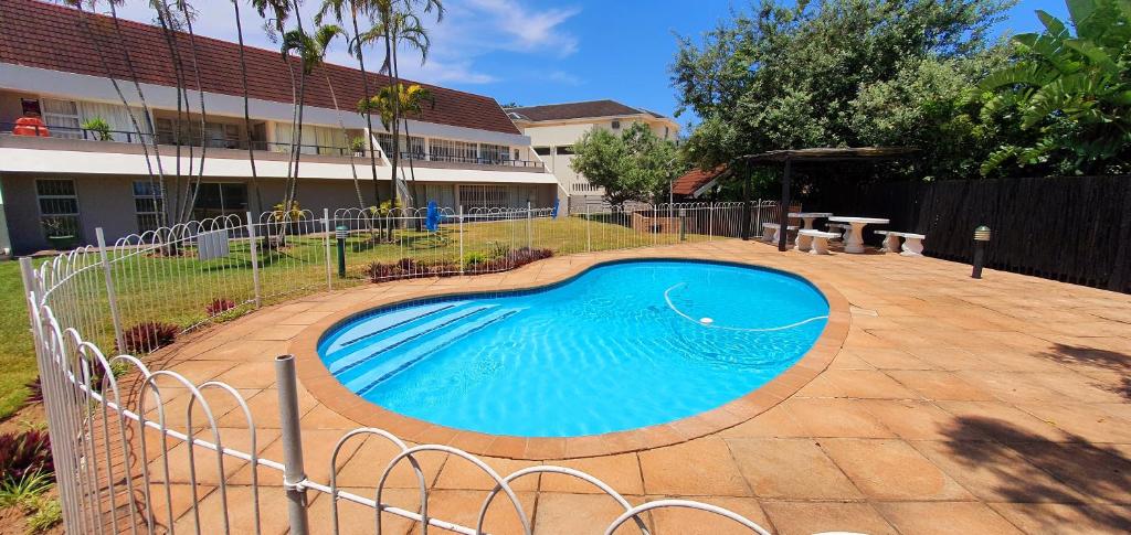 ein Swimmingpool mitten in einem Hof in der Unterkunft Club Cabana 13 - Sleeps 6 - Perfect Holiday Destination in Margate