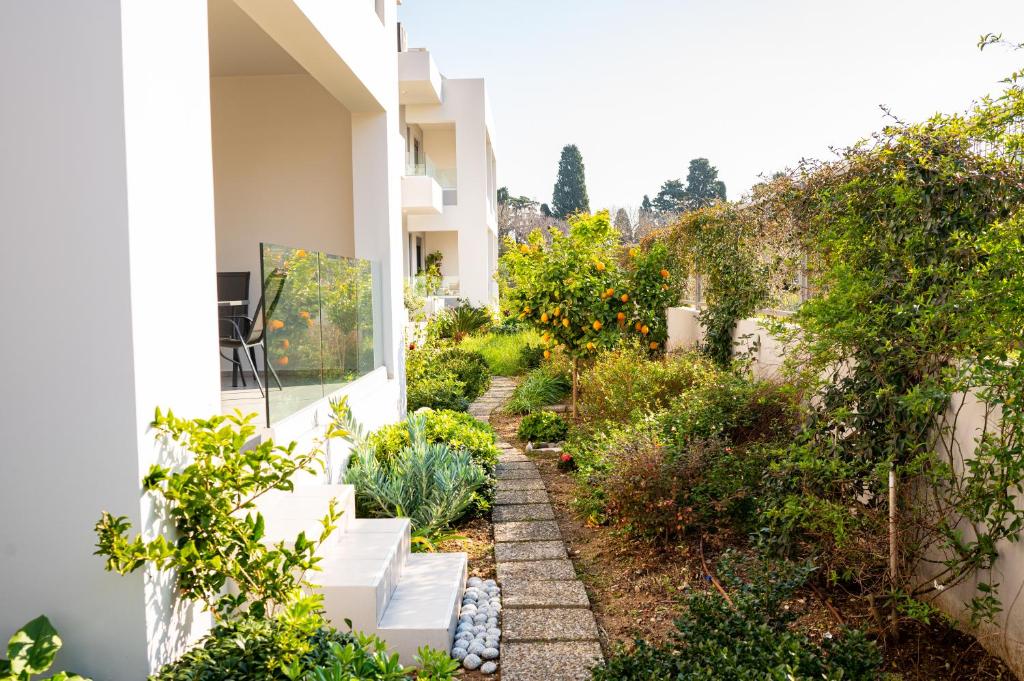 ogród na boku budynku w obiekcie Lilium Apartment w mieście Kos