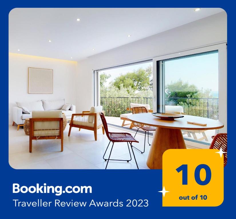 a living room with a table and chairs at Gemütliche Villa mit Pool in Brela