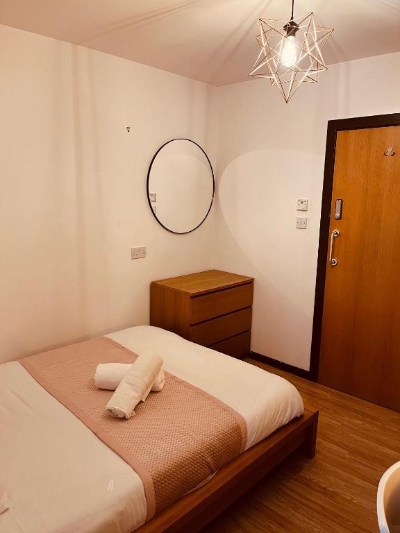 Dormitorio con cama con espejo y tocador en 'Woodbury' at stayBOOM, en Lancaster