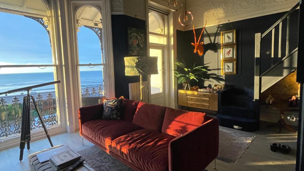 sala de estar con sofá y vistas al océano en The Regency Studio - Stunning Seaview en Worthing