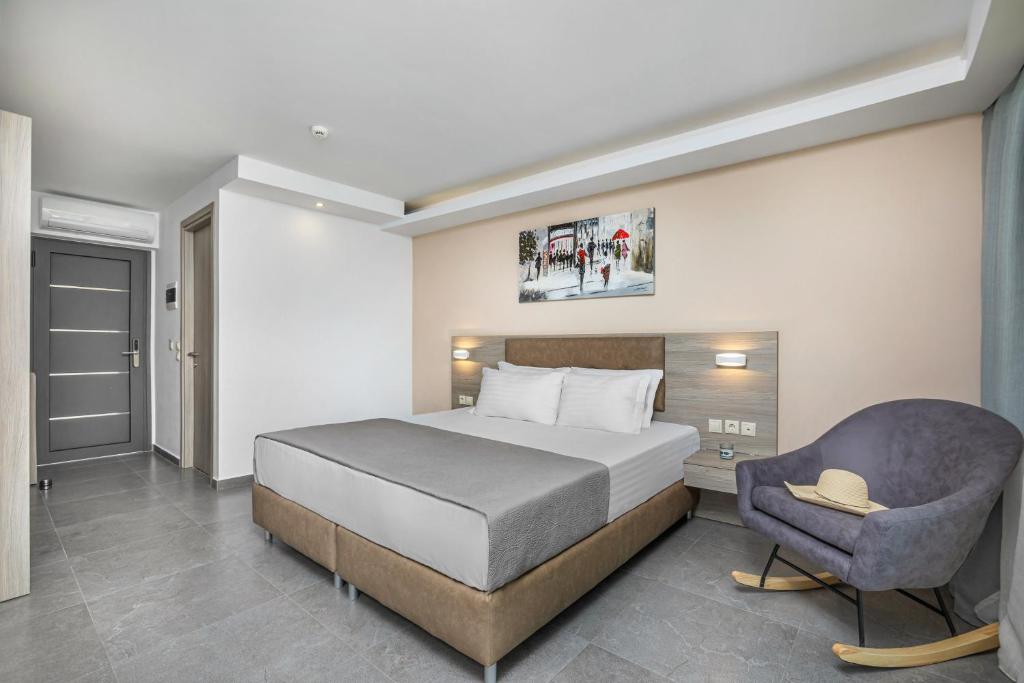 Postel nebo postele na pokoji v ubytování NewStory Suites Possidi