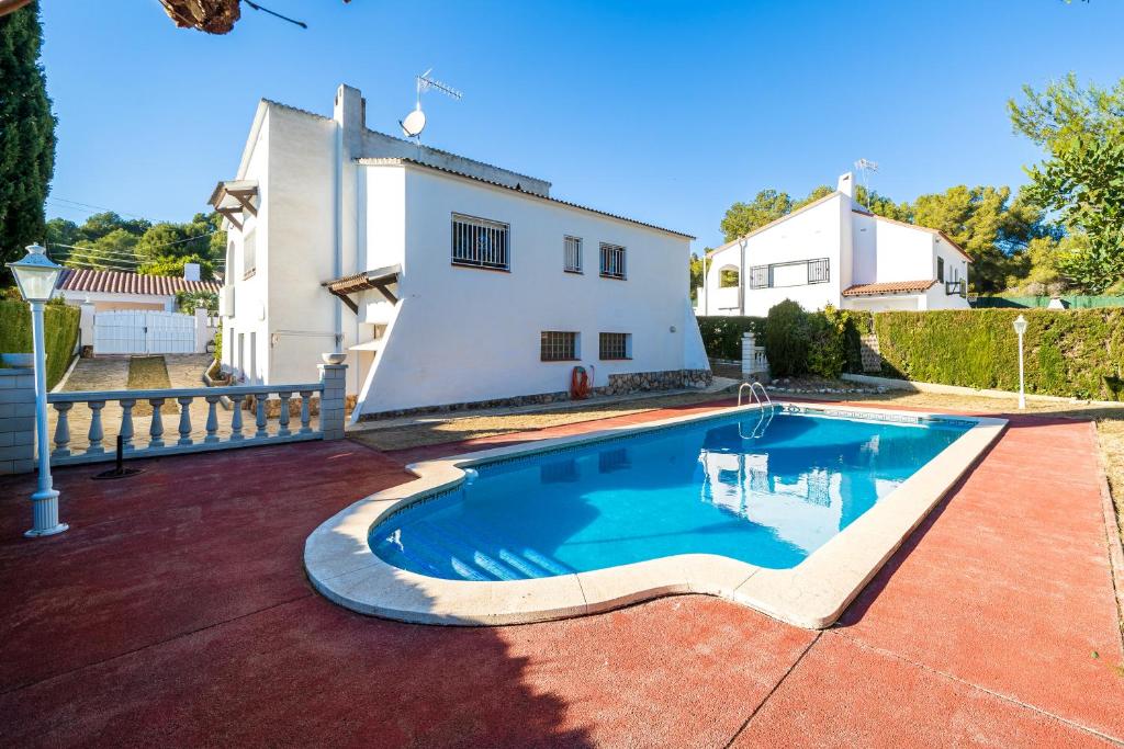 una piscina di fronte a una casa di Coma-ruga a El Vendrell