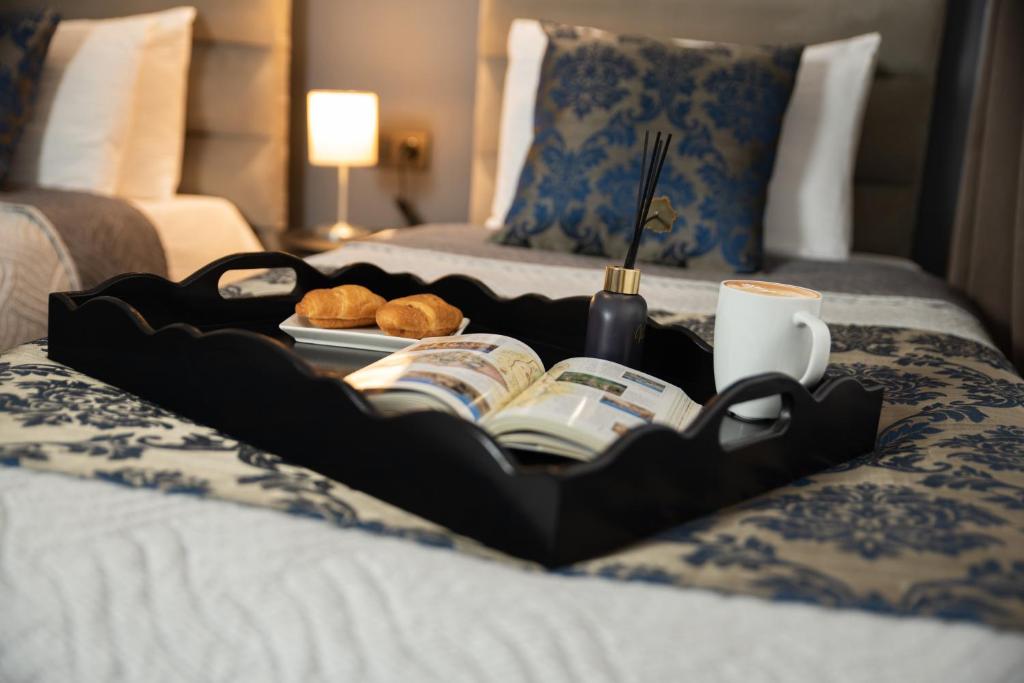 A bed or beds in a room at 12 rooms hotel