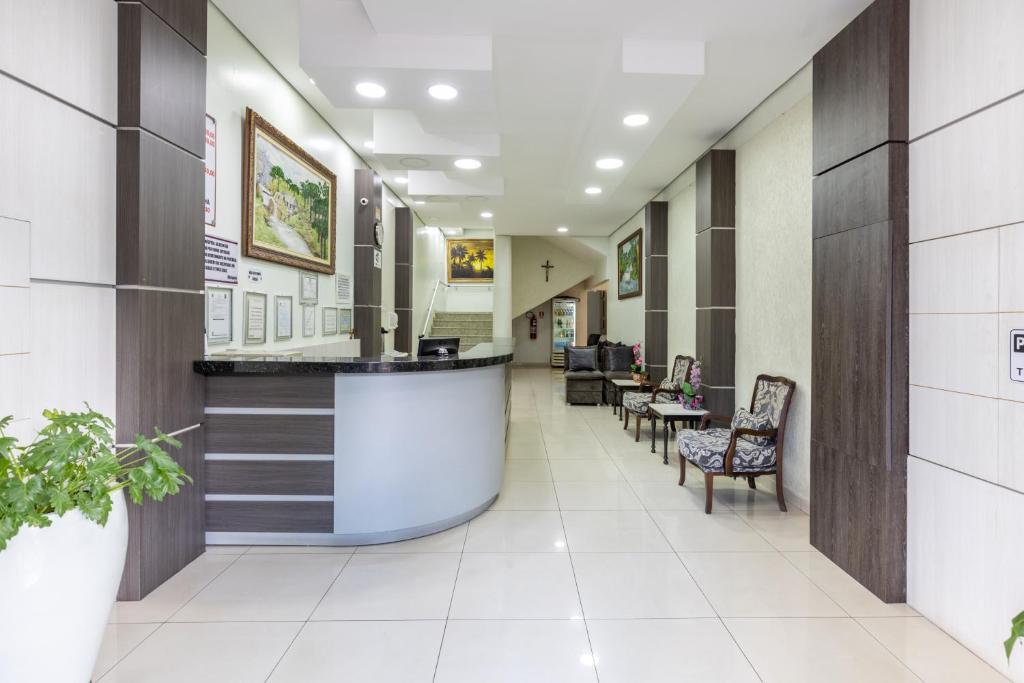 um corredor de um hospital com uma sala de espera em Hotel Lisbor em Francisco Beltrão