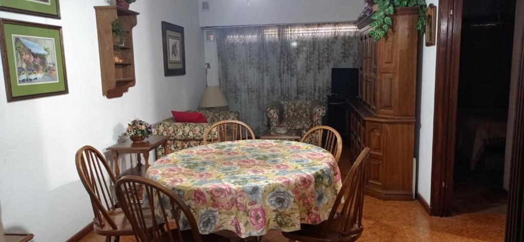 ein Esszimmer mit einem Tisch, Stühlen und einem Sofa in der Unterkunft Playa Grande hermoso departammento in Mar del Plata