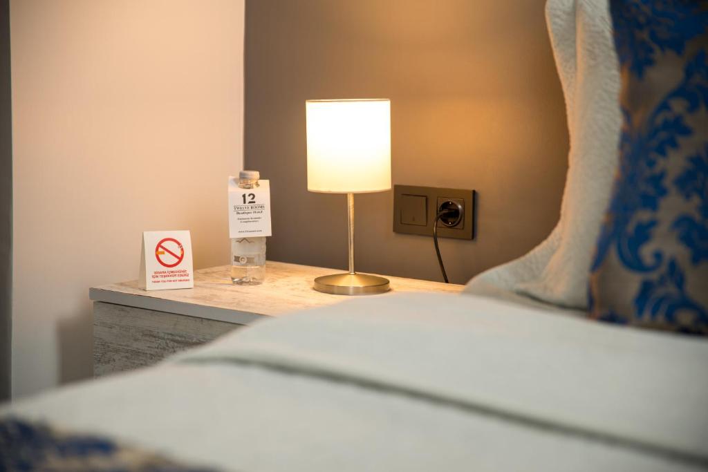 A bed or beds in a room at 12 rooms hotel