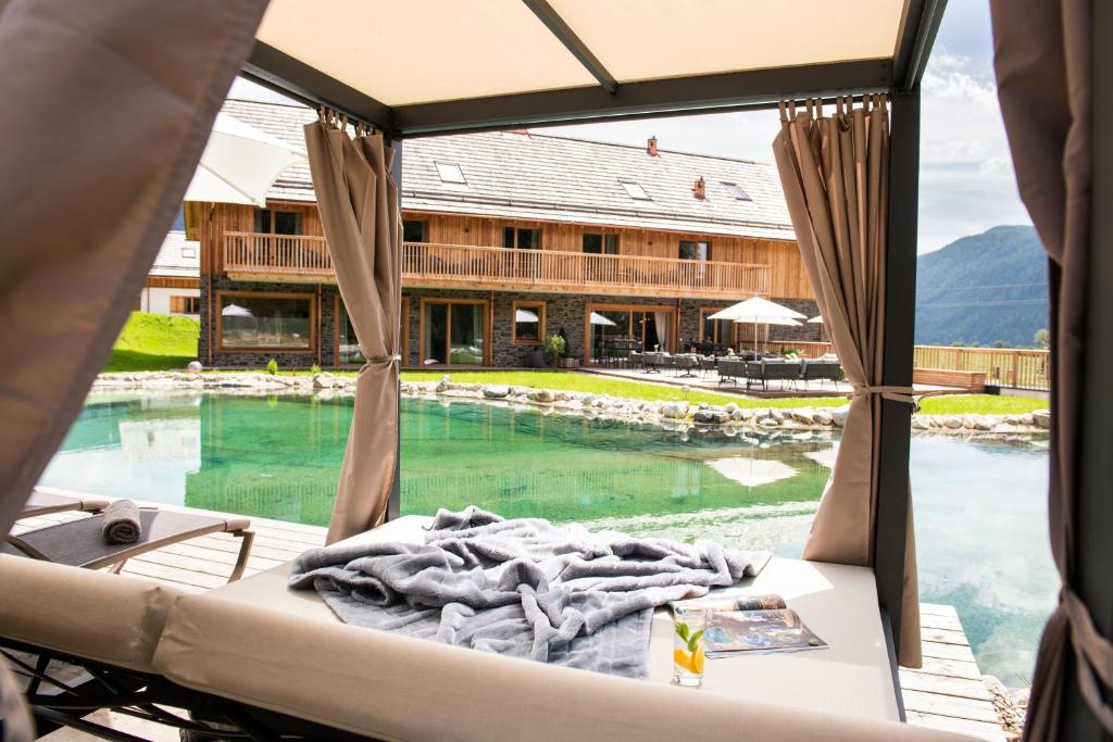 Bazén v ubytování Lerchpeuntgut Almchalets nebo v jeho okolí
