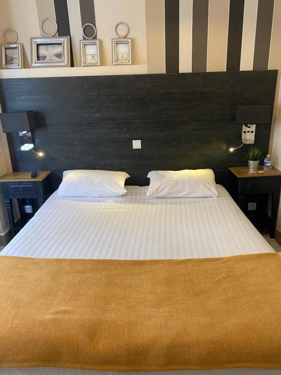 ル・テュケ・パリ・プラージュにあるHôtel de charme Equinoxeのベッドルーム1室(大型ベッド1台、ナイトスタンド2台、テーブル2台付)