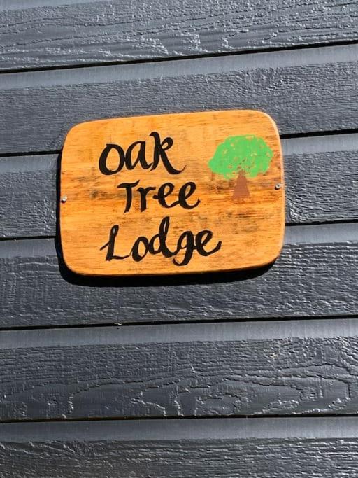 Certifikát, hodnocení, plakát nebo jiný dokument vystavený v ubytování Oak Tree Lodge: Unique 2 level Shepherd's Hut: Dartmouth